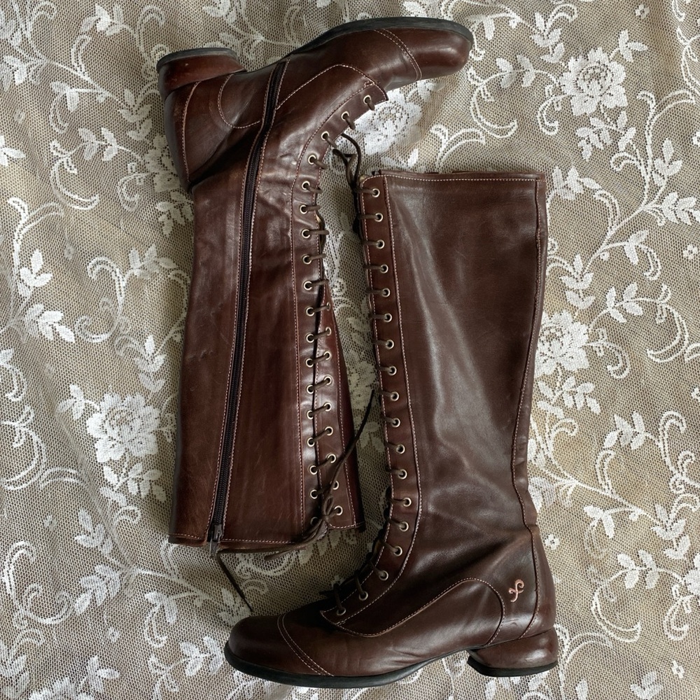 john fluevog brown lace up boots! 🤎